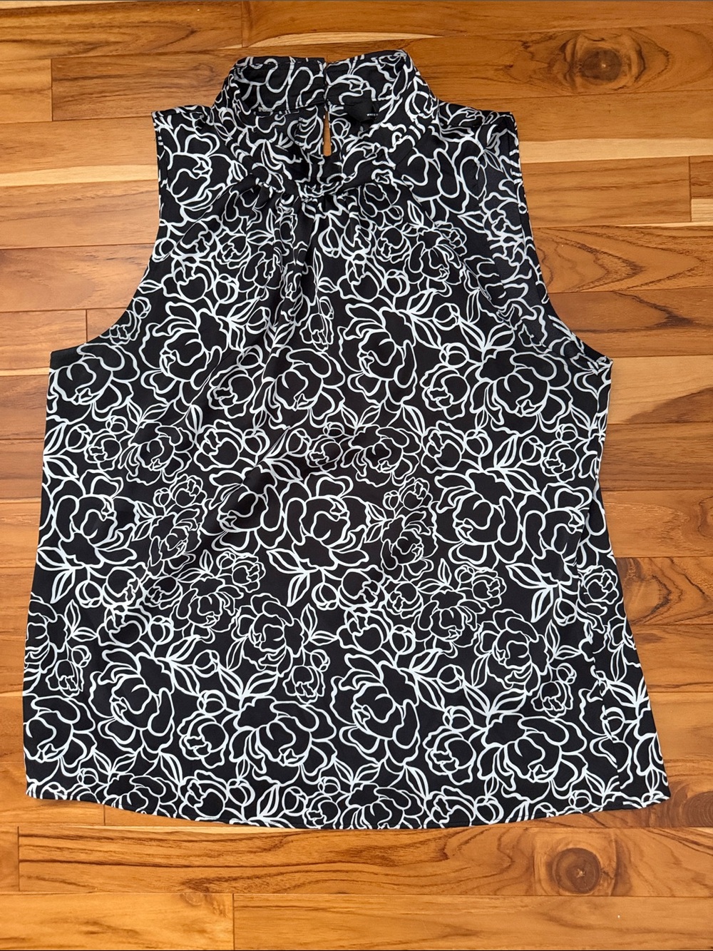 White House Black Market Black & White Floral Tie-Neck Sleeveless Camisole